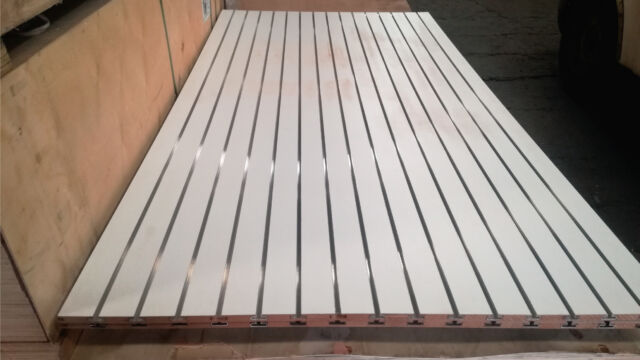 MDF Ranurado con aluminio blanco